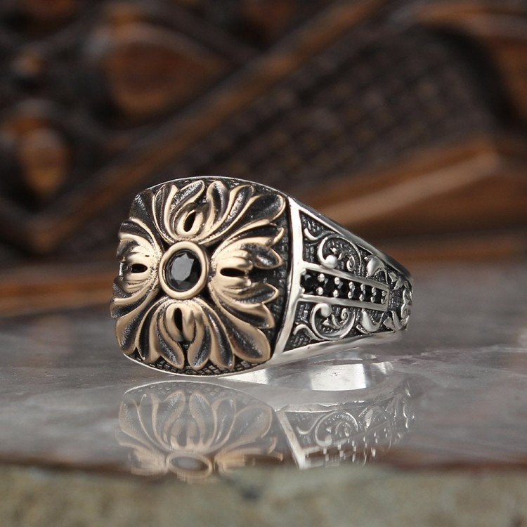 خاتم رجالي فضي من حجر الزركون محفور يدويًا