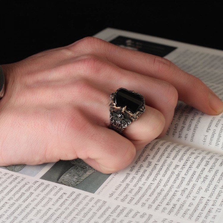 خاتم رجالي من الفضة الإسترلينية عيار 925 محفور يدويًا بحجر العقيق