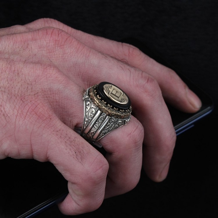 Kalem İşçilikli Zirkon Taşlı Harfli Gümüş Erkek Yüzük