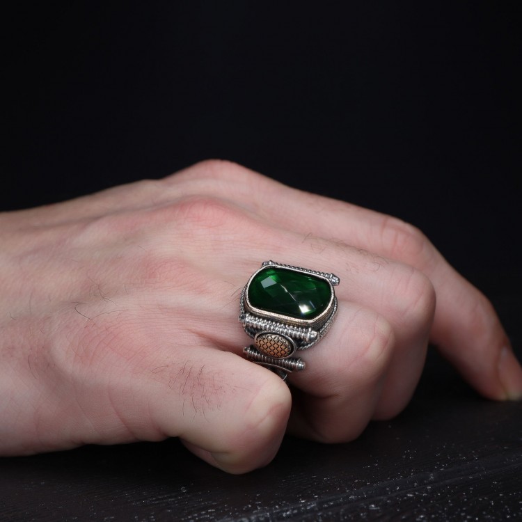 خاتم رجالي فضة بحجر الزركون الأخضر